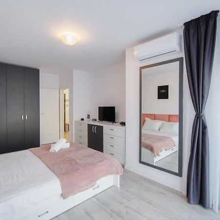 Pinky Black Escape Oradea Zewnętrze zdjęcie