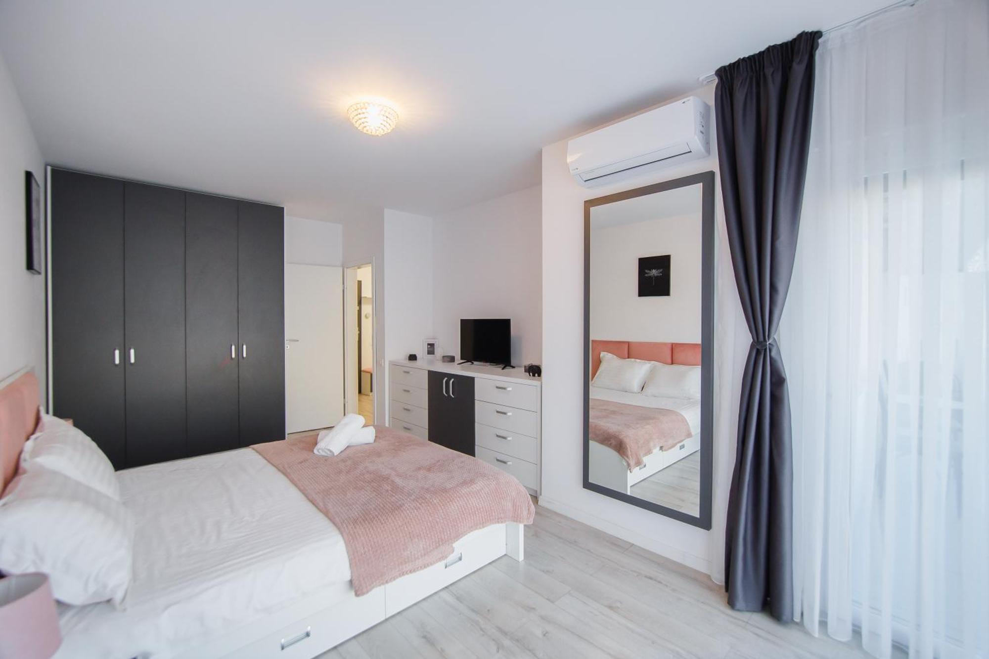 Pinky Black Escape Oradea Zewnętrze zdjęcie